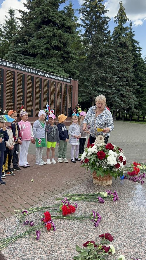 Дети из Лаишевского детсада почтили память героев в Парке Победы