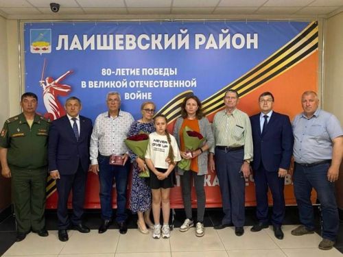 Лаеш районы башлыгы МХОда һәлак булган хәрбиләрнең гаиләләренә бүләкләр тапшырды