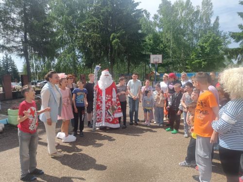 В первый летний праздник в гости к юным лаишевцам пришел Дедушка Мороз