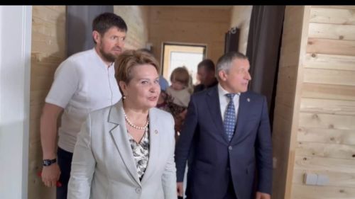 Лаеш районында янгыннан зыян күргән күп балалы гаиләгә яңа йорт ачкычлары тапшырдылар