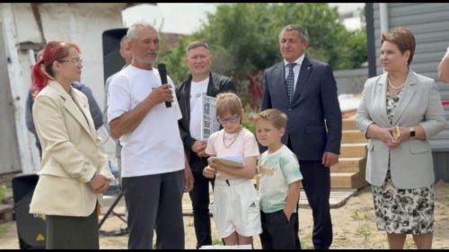 Лаеш районында янгыннан зыян күргән күп балалы гаиләгә яңа йорт ачкычлары тапшырдылар