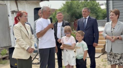 Лаеш районында янгыннан зыян күргән күп балалы гаиләгә яңа йорт ачкычлары тапшырдылар
