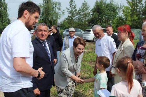 Лаеш районында янгыннан зыян күргән күп балалы гаиләгә яңа йорт ачкычлары тапшырдылар