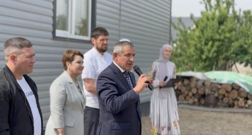 Лаеш районында янгыннан зыян күргән күп балалы гаиләгә яңа йорт ачкычлары тапшырдылар