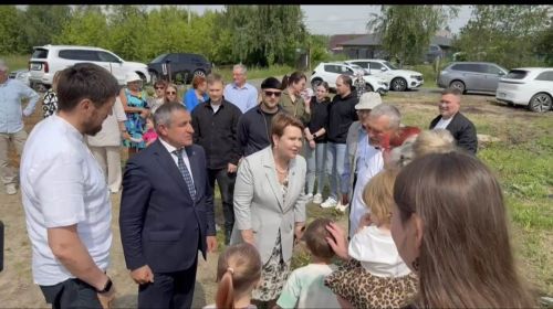 Лаеш районында янгыннан зыян күргән күп балалы гаиләгә яңа йорт ачкычлары тапшырдылар