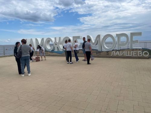 Экскурсанты счастливы побывать в Лаишеве