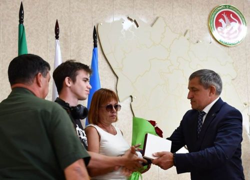 Дәүләт бүләкләре МХО геройларының гаиләләренә тапшырылды