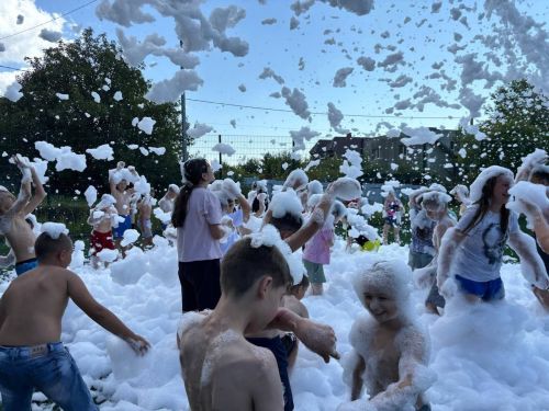 Пенная вечеринка и «шишечный вернисаж»: отдых в лаишевском лагере «Липки» в разгаре