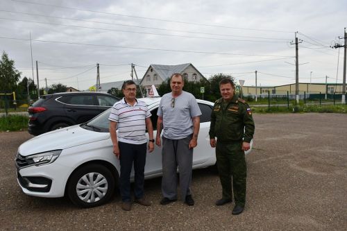 Ветеран СВО обучается вождению автомобиля с ручным управлением