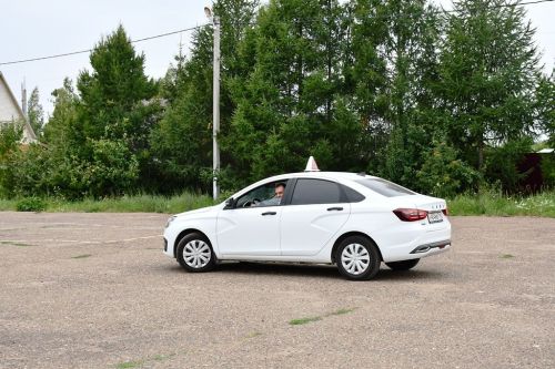 Ветеран СВО обучается вождению автомобиля с ручным управлением
