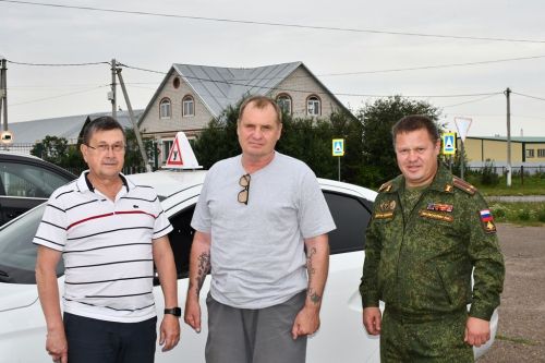 Ветеран СВО обучается вождению автомобиля с ручным управлением