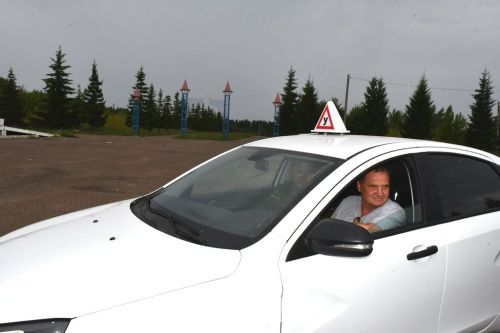 Ветеран СВО обучается вождению автомобиля с ручным управлением