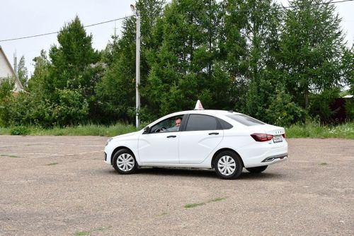 МХО ветераны кул белән идарә ителә торган автомобиль йөртергә өйрәнә