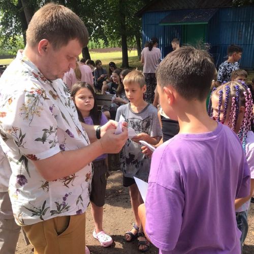Лаешта Донбасста хәрби хәрәкәтләр барышында һәлак булган балаларны искә алалар