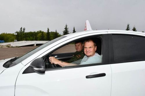 МХО ветераны кул белән идарә ителә торган автомобиль йөртергә өйрәнә