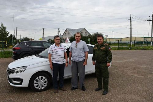 МХО ветераны кул белән идарә ителә торган автомобиль йөртергә өйрәнә