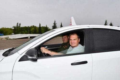 МХО ветераны кул белән идарә ителә торган автомобиль йөртергә өйрәнә