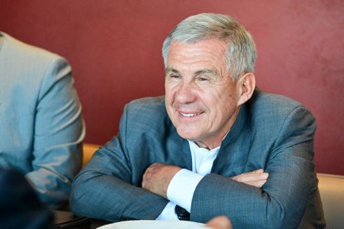 Миңнеханов ун һәм аннан да күбрәк балалы гаиләләргә микроавтобуслар бирелүен әйтте