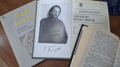 В Лаишевской библиотеке подготовили выставку книг «Неисправимый романтик»