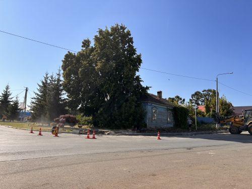 В Лаишево обновляют тротуар