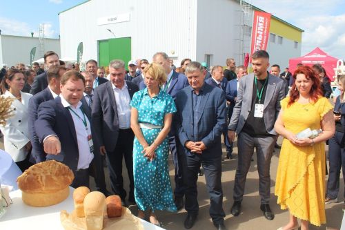 Министр сельского хозяйства России Оксана Лут посетила форум «Русское поле» в Лаишевском районе