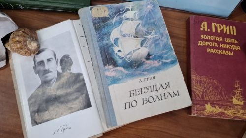 В Лаишевской библитеке открылась книжная выставка «К мечте на алых парусах»