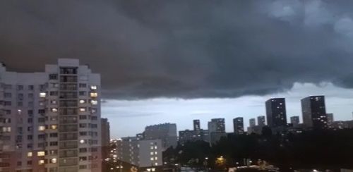 Плывут грозовые тучи над городом