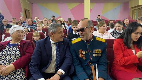 Мир знаний начинается с акции «Помоги собраться в школу»