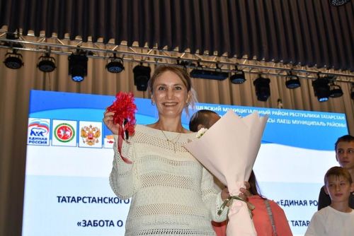 Лаеш районыннан күп балалы гаилә микроавтобус алды