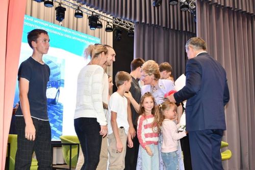 Лаеш районыннан күп балалы гаилә микроавтобус алды