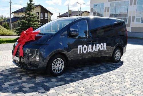 Лаеш районыннан күп балалы гаилә микроавтобус алды