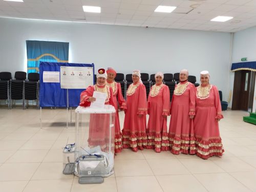 Дружно выступают на сцене, также дружно пришли на выборы