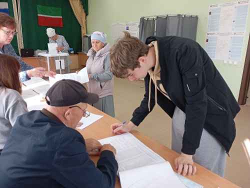 В Тат. Саралах голосуют все поколения