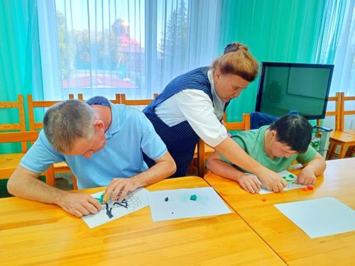 Лаишевские социальные работники дали мастер-класс по лепке из пластилина