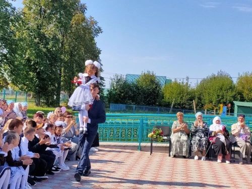 Рассказываем, как прошел первый день нового учебного года в Лаишевском районе