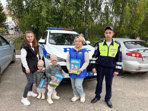 Маленькие помощники инспекторов движения учат безопасности