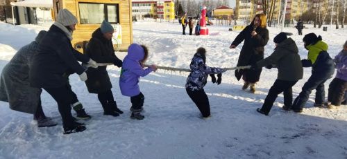 Зимние забавы у центральной елки