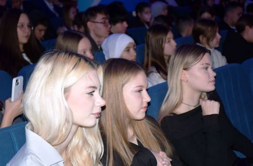 Новогодняя елка для талантливых школьников: яркие эмоции и подарки