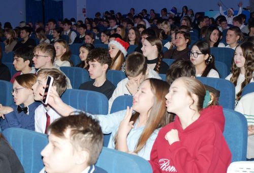 Новогодняя елка для талантливых школьников: яркие эмоции и подарки