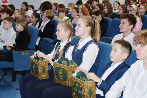 Новогодняя елка для талантливых школьников: яркие эмоции и подарки
