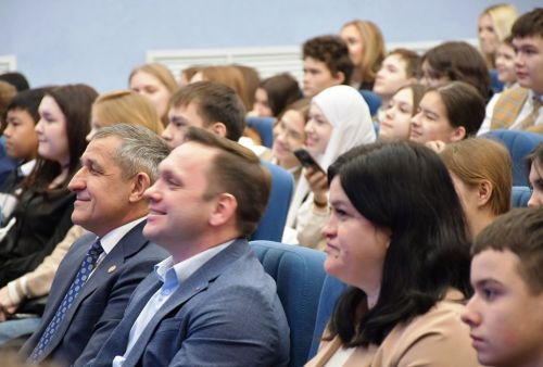 Новогодняя елка для талантливых школьников: яркие эмоции и подарки