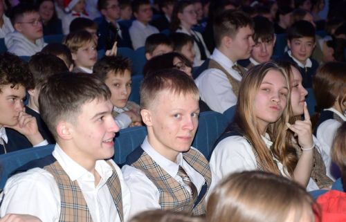 Новогодняя елка для талантливых школьников: яркие эмоции и подарки