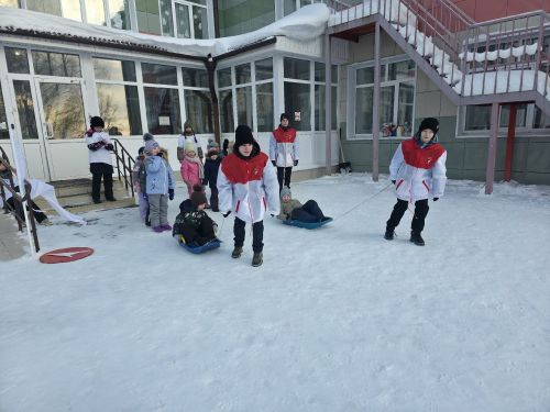 Лаишевские гимназисты организовали «Зимние забавы» для детсадовцев
