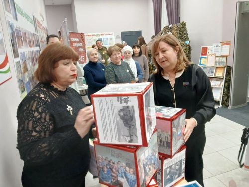 В Нармонском поселении творческие люди — выставка и концерт на встрече с руководством