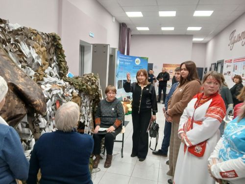 В Нармонском поселении творческие люди — выставка и концерт на встрече с руководством