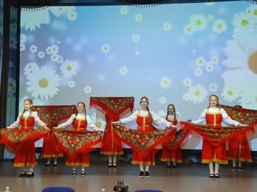 В Нармонском поселении творческие люди — выставка и концерт на встрече с руководством