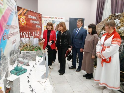 В Нармонском поселении творческие люди — выставка и концерт на встрече с руководством