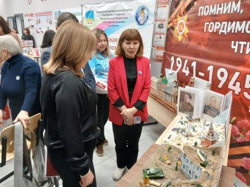 В Нармонском поселении творческие люди — выставка и концерт на встрече с руководством