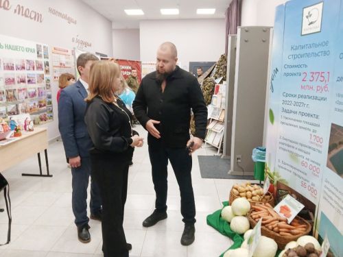 В Нармонском поселении творческие люди — выставка и концерт на встрече с руководством