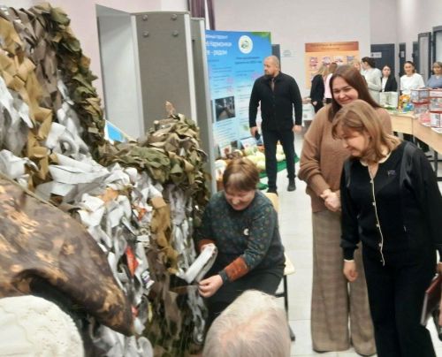 В Нармонском поселении творческие люди — выставка и концерт на встрече с руководством